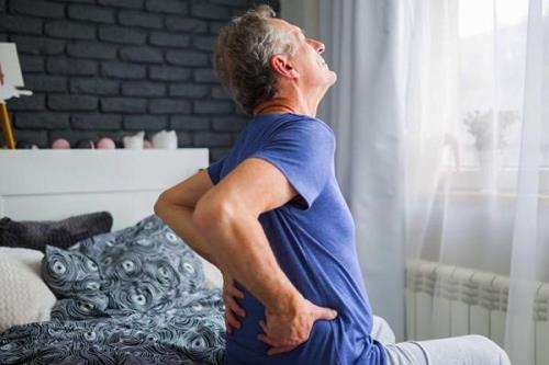 نشستن ناصحیح از دلایل مهم بروز آرتروز و دیسک کمر در بزرگسالی